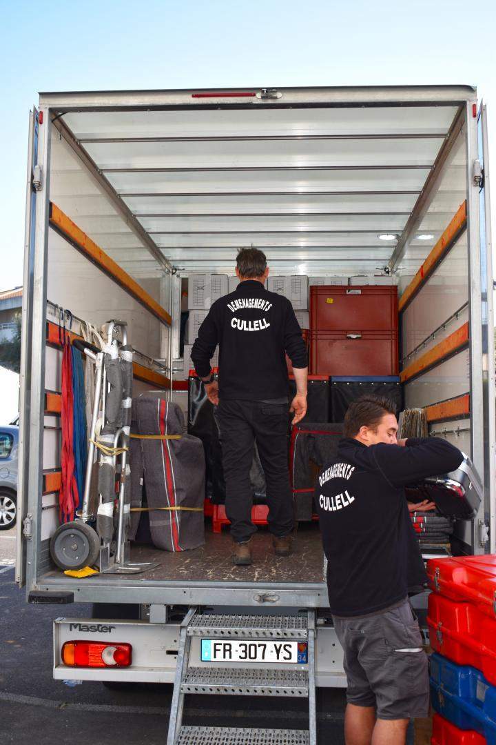 Chargement affaires dans camion Montpellier