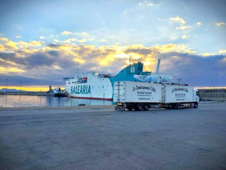 Camion déménageur au port Montpellier